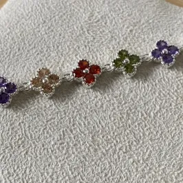 Pulseira Trevo com Cristais Coloridos