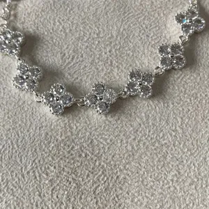 Pulseira Trevo com Cristais