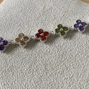 Pulseira Trevo com Cristais Coloridos