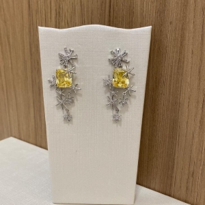 *Brinco Estrela Amarelo e Prata