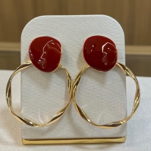 Argola vermelha lisa