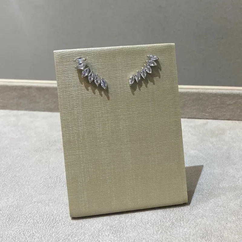 Earcuff mini cravejado