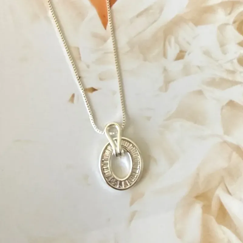 Colar Oval Cravejado