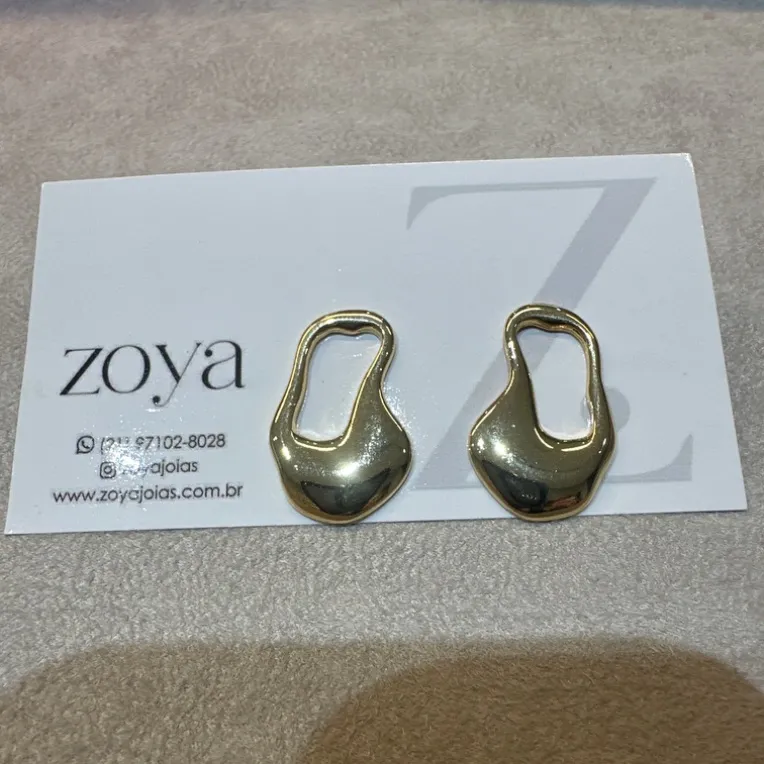 Brinco Minimalista Zaya Ouro