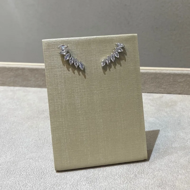 Earcuff mini cravejado