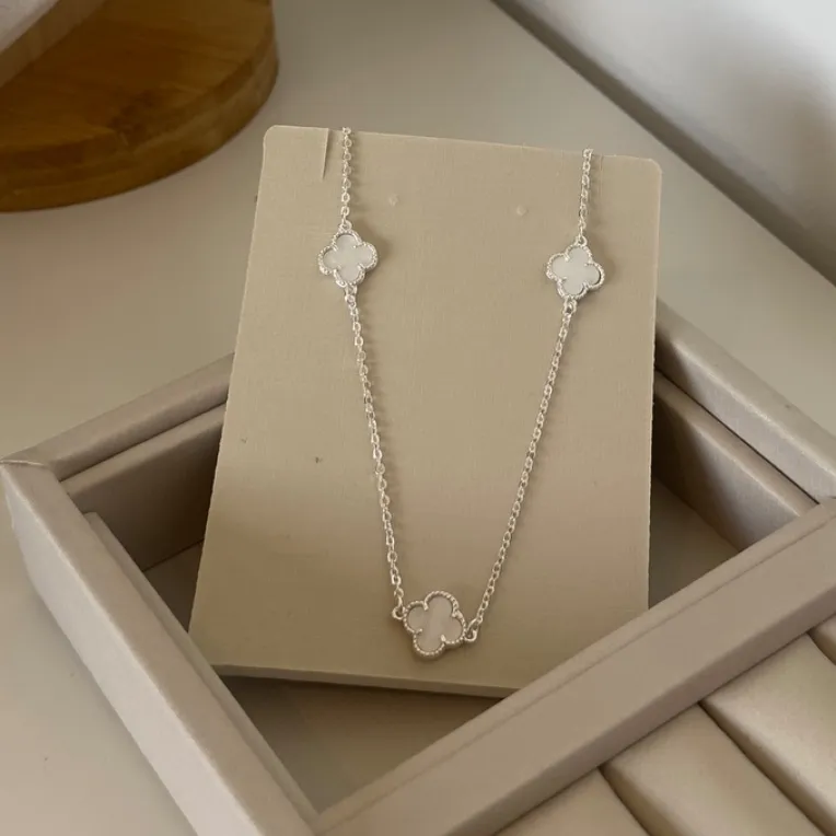 Colar 5 Trevos Branco Prata