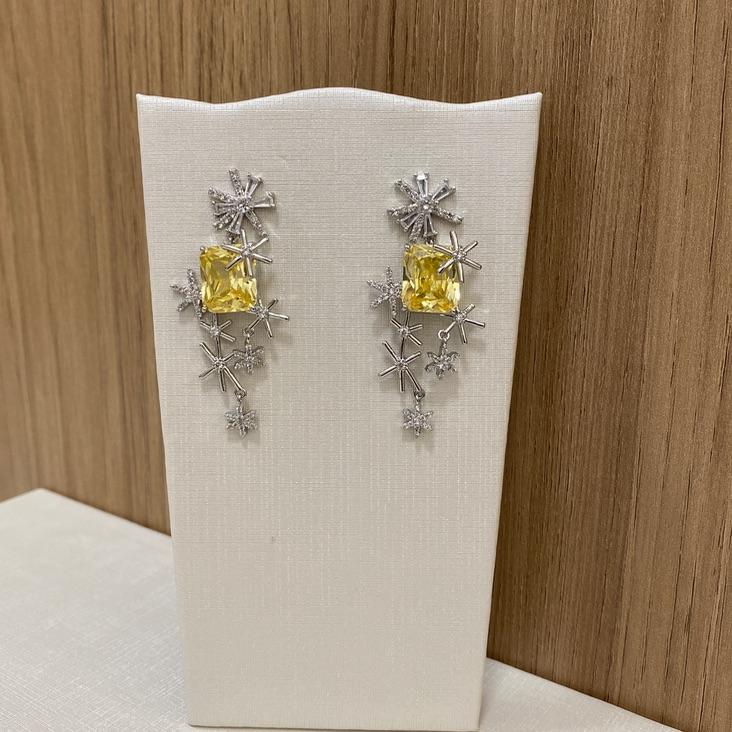*Brinco Estrela Amarelo e Prata